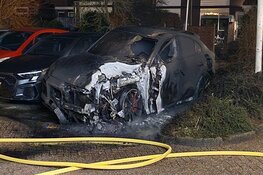 Auto door brand verwoest in Assendelft