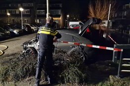Auto door brand verwoest in Assendelft