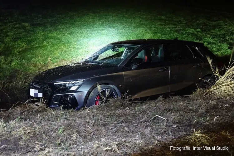 Auto met vier personen eindigt in sloot