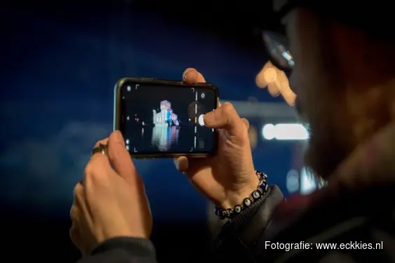 L’Intelligenza Artificiale (AI) nei laboratori di fotografia per smartphone