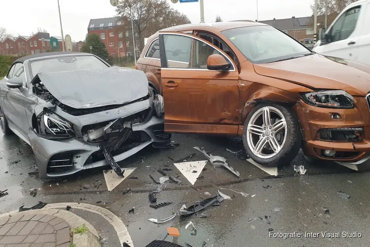 Ongeluk op druk kruispunt in Wormerveer