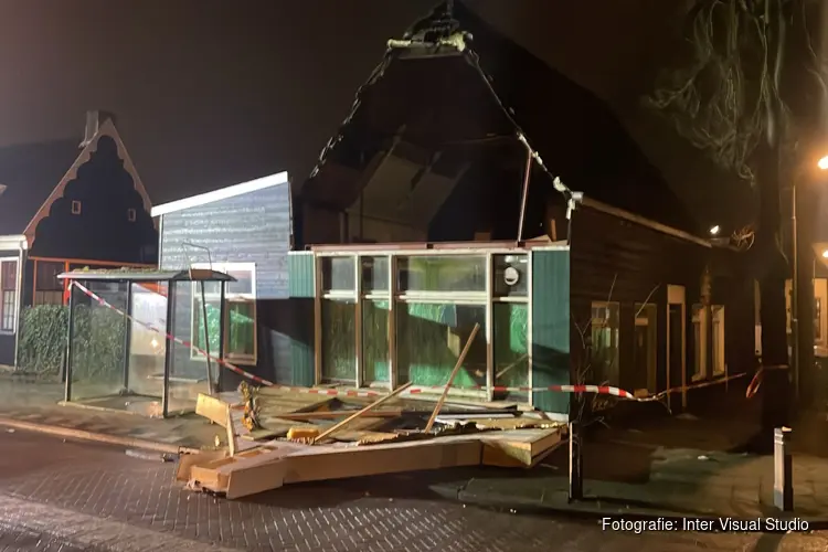 Houten gevel van pand losgewaaid in Zaandam