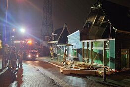 Houten gevel van pand losgewaaid in Zaandam