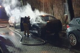 Auto in brand aan Rederstraat te Zaandam