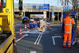 Albert Heijn-vrachtwagen verliest lading in Oostzaan