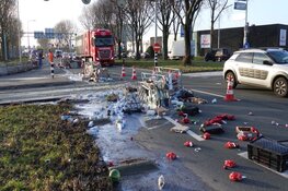 Albert Heijn-vrachtwagen verliest lading in Oostzaan