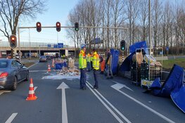 Albert Heijn-vrachtwagen verliest lading in Oostzaan