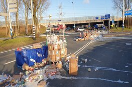 Albert Heijn-vrachtwagen verliest lading in Oostzaan
