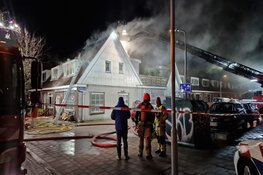Grote brand in Koog aan de Zaan, tien woningen ontruimd