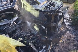 Drietal auto's beschadigd door brand in Zaandam