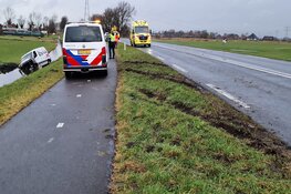 Automobilist raakt met zijn bestelbus in de sloot langs de N-246 Markenbinnen