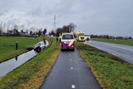 Automobilist raakt met zijn bestelbus in de sloot langs de N-246 Markenbinnen