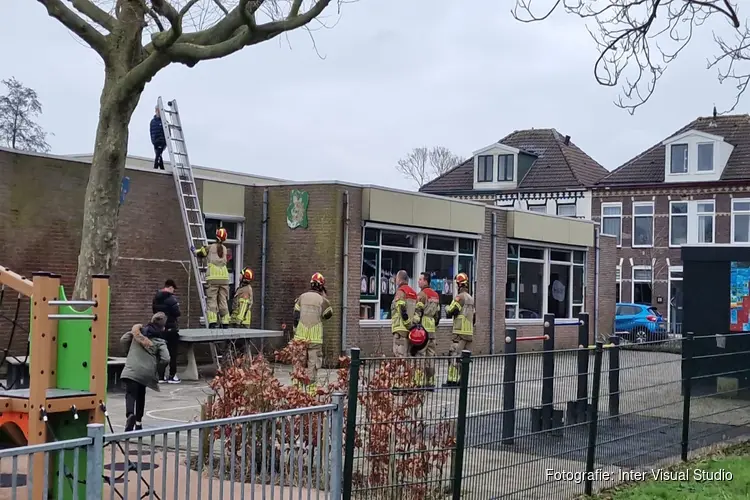 Jongen klimt op dak van school, maar durft er niet meer af