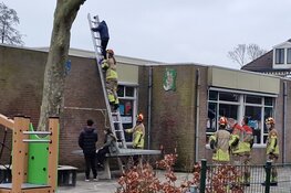 Jongen klimt op dak van school, maar durft er niet meer af