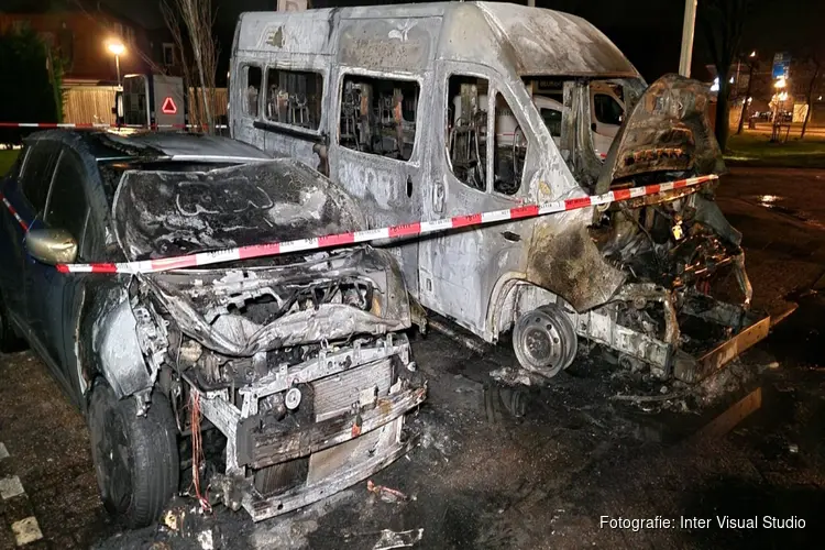 Auto's in brand bij zorginstelling Zaandam voor de deur