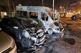 Auto's in brand bij zorginstelling Zaandam voor de deur