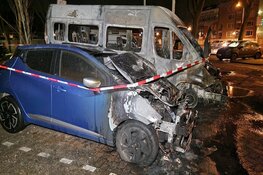 Auto's in brand bij zorginstelling Zaandam voor de deur