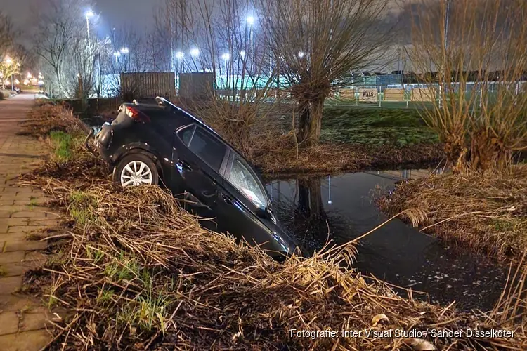 Automobilist rijdt met neus te water in Oostzaan