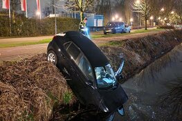 Automobilist rijdt met neus te water in Oostzaan