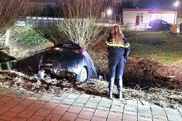 Automobilist rijdt met neus te water in Oostzaan