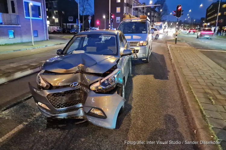 Bestuurder gewond na botsing tegen lantaarnpaal
