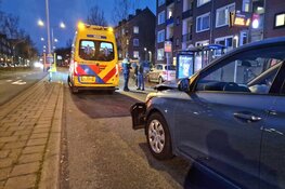 Bestuurder gewond na botsing tegen lantaarnpaal