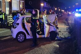 Automobilist crasht op Provincialeweg in Zaandam