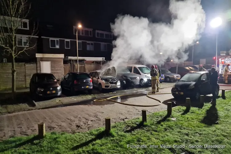 Twee auto's zwaar beschadigd door brand