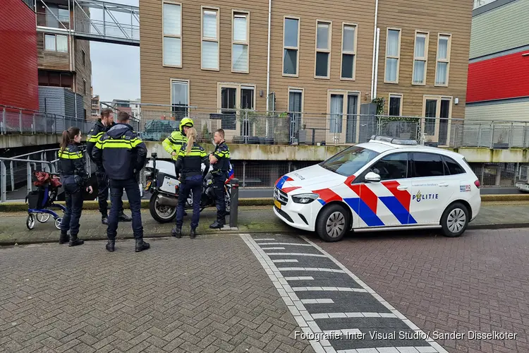 Persoon met rollator valt in het water in Zaandam