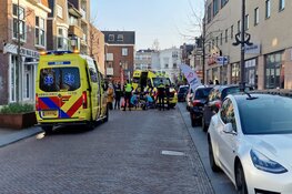 Scooterrijder gewond in drukke winkelstraat Zaandam