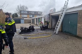 Brand in garagebox in Zaandam: rook vanaf snelweg te zien