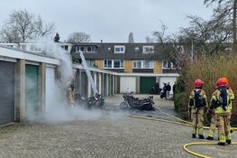 Brand in garagebox in Zaandam: rook vanaf snelweg te zien