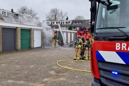 Brand in garagebox in Zaandam: rook vanaf snelweg te zien