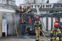 Brand in garagebox in Zaandam: rook vanaf snelweg te zien