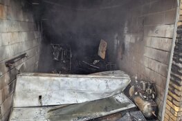 Brand in garagebox in Zaandam: rook vanaf snelweg te zien