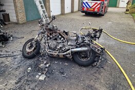 Brand in garagebox in Zaandam: rook vanaf snelweg te zien