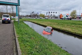 Handrem vergeten: auto te water gereden