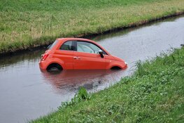 Handrem vergeten: auto te water gereden