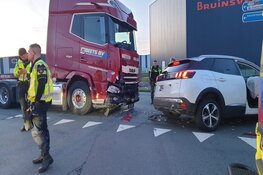 Auto en vrachtwagen botsen in Zaandam, één gewonde