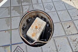 Klokslag 12 uur: beweegbare paal omhoog, ongeluk met auto