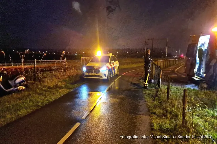 Scooterrijder gewond na botsing met hek in Wormerveer