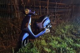 Scooterrijder gewond na botsing met hek in Wormerveer