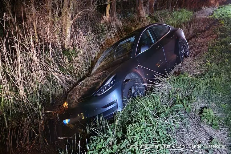 Auto raakt van de weg in Assendelft