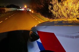 Auto raakt van de weg in Assendelft