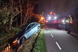 Auto raakt van de weg in Assendelft