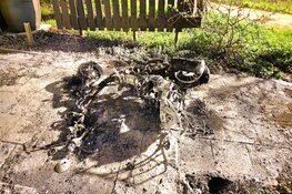 Scooter door brand verwoest aan Westzijderveld in Zaandam