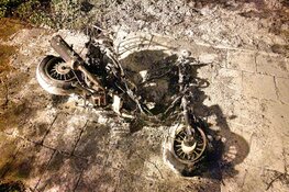 Scooter door brand verwoest aan Westzijderveld in Zaandam