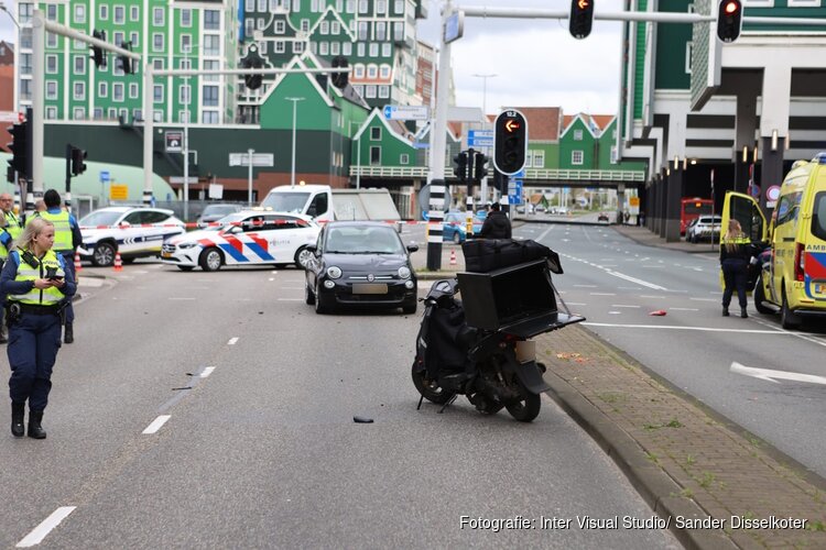 Maaltijd bezorger met spoed naar het ziekenhuis na ongeval Zaandam