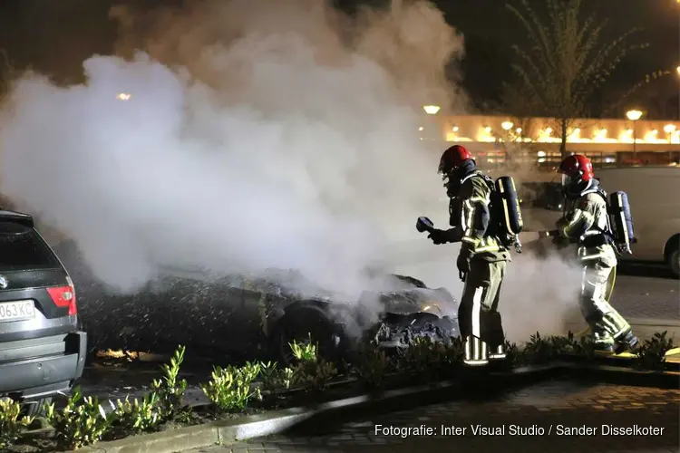 Auto in brand op Gibraltar in Zaandam