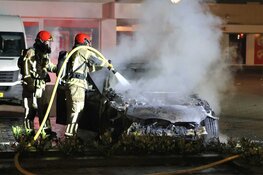 Auto in brand op Gibraltar in Zaandam